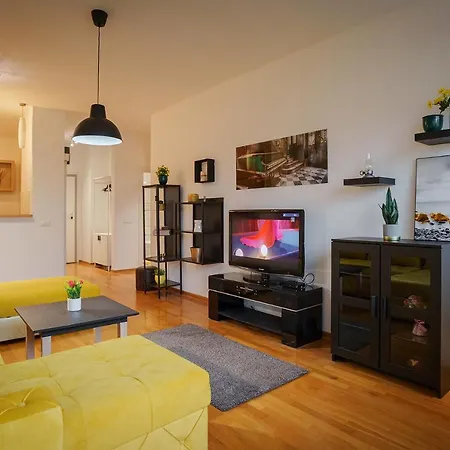 Yellow Lux Apartment Belgrade