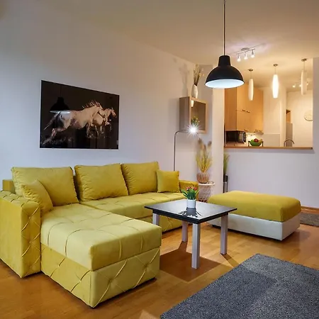 Yellow Lux Apartment Belgrade